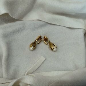 ✨ Vintage Gold Tone Tulip Drop Earrings w/ Faux Pearl | Leverback